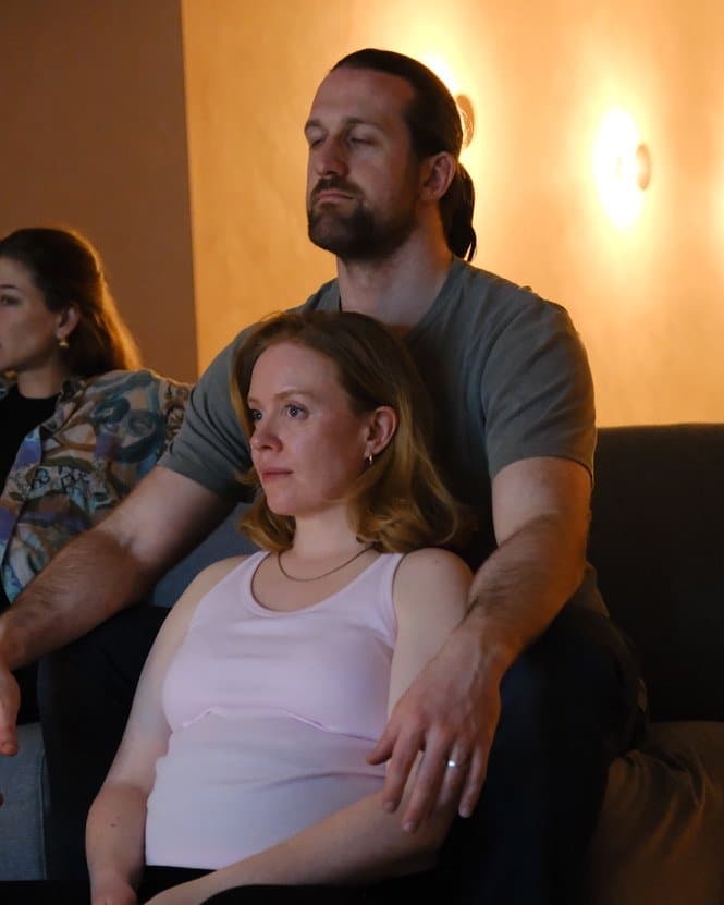 Aanstaande ouders oefenen ontspanningstechnieken tijdens een hypnobirthing cursus