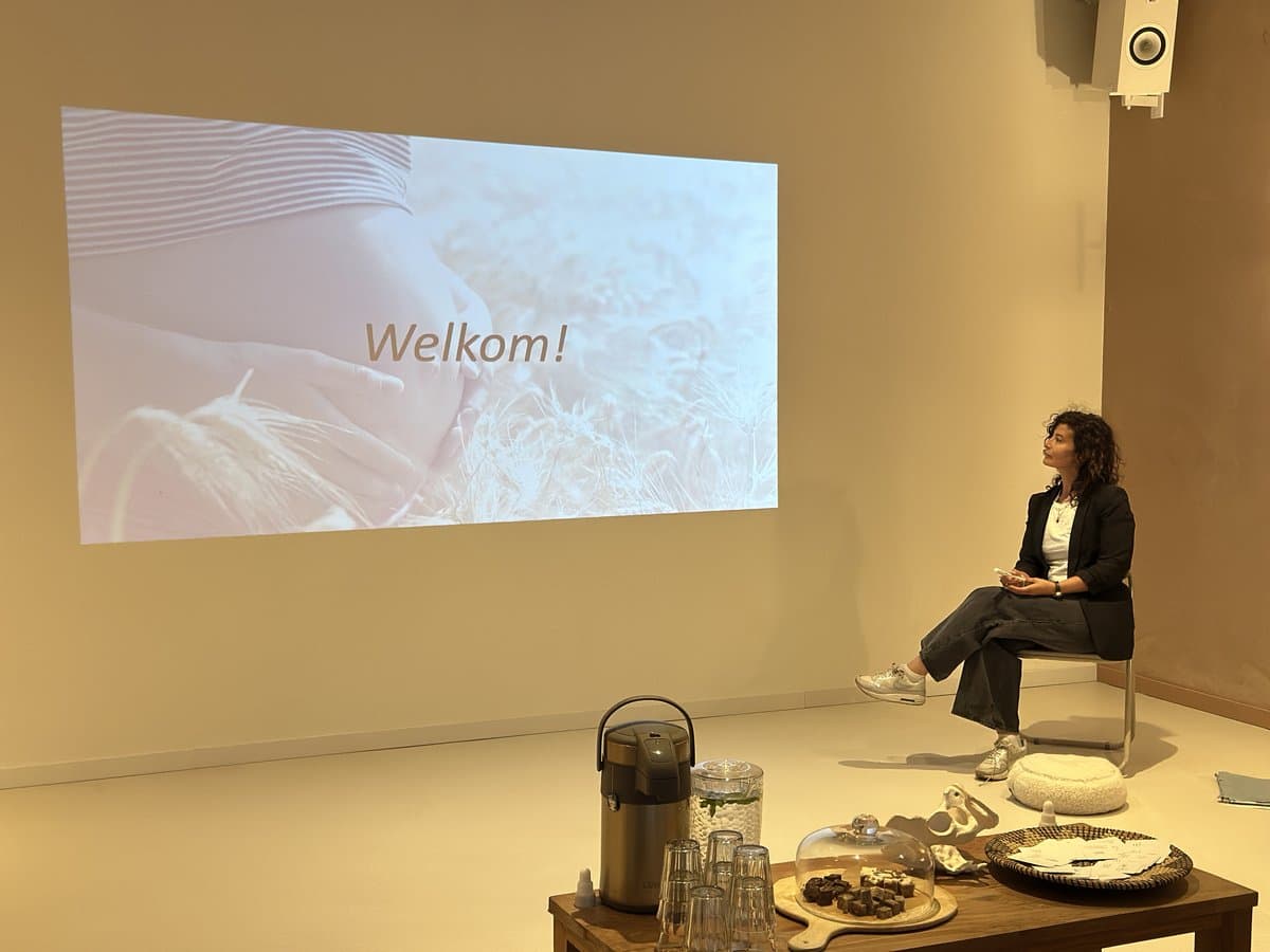 Sabrina geeft een presentatie tijdens een hypnobirthing workshop